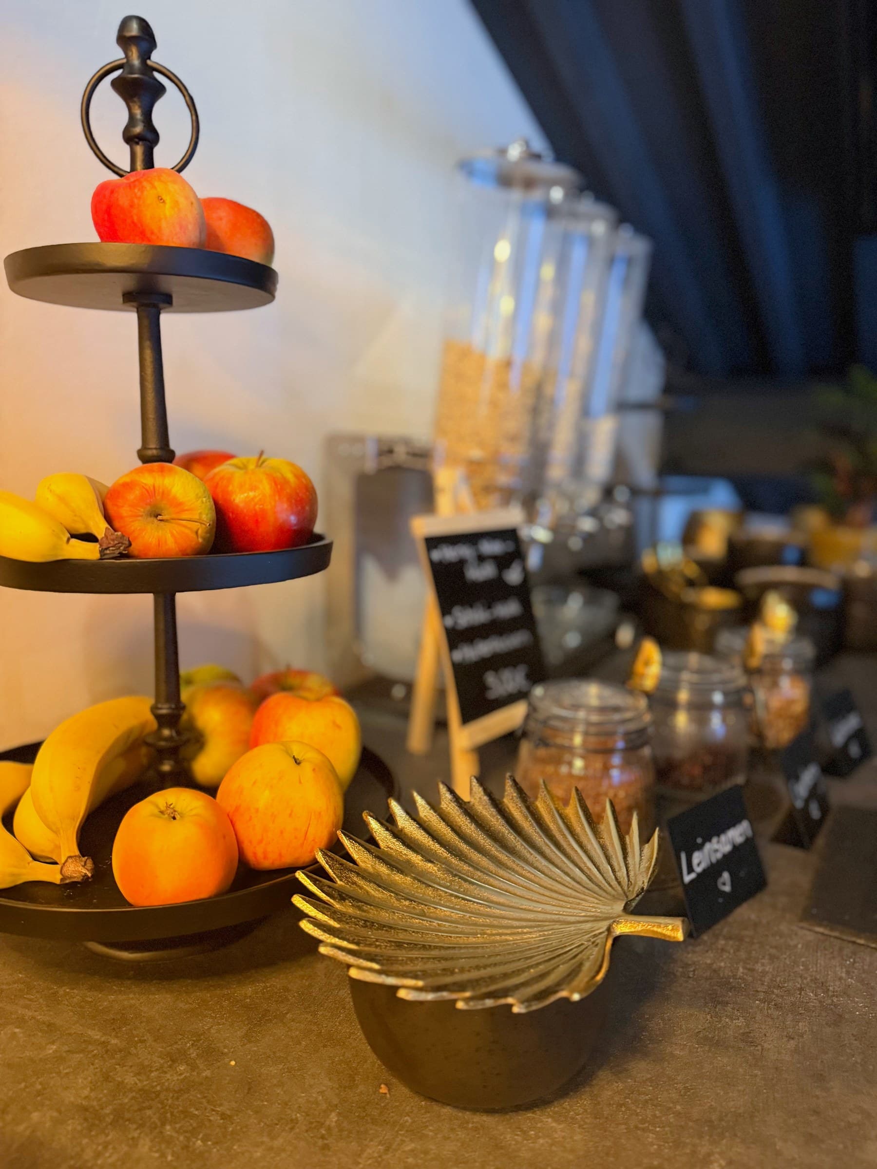 Obst und Toppings an der Theke