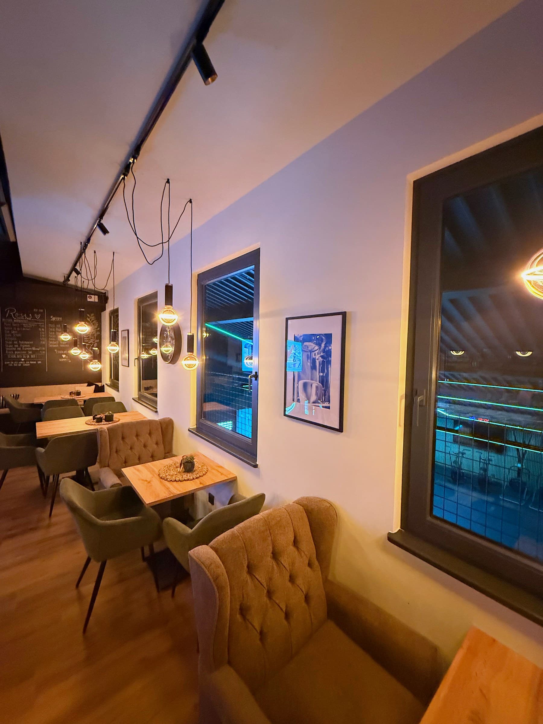 Lounge-Tische am Fenster mit Blick ins Studio